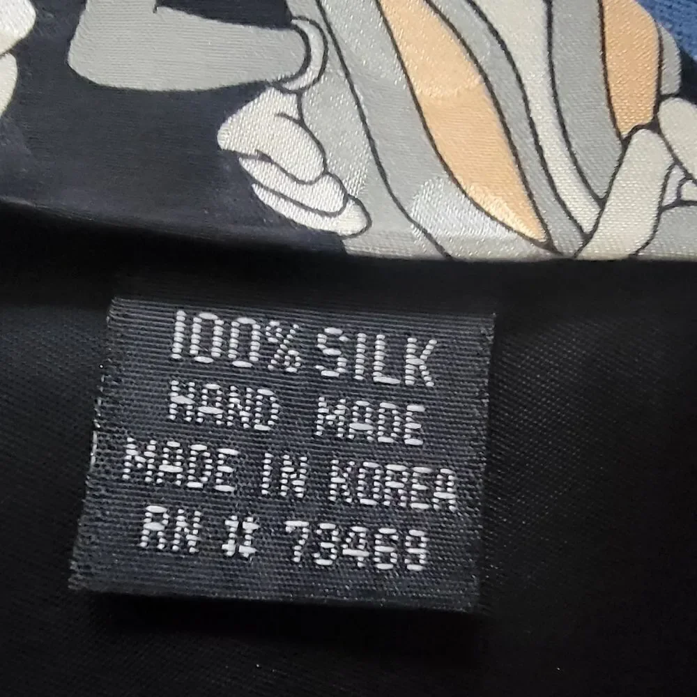 Looney Tunes Men's Bugs Bunny Tie 100% Silk.